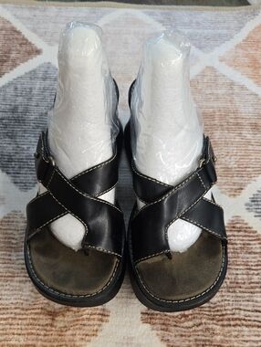 ellemenno Black Crisscross Platform Sandals